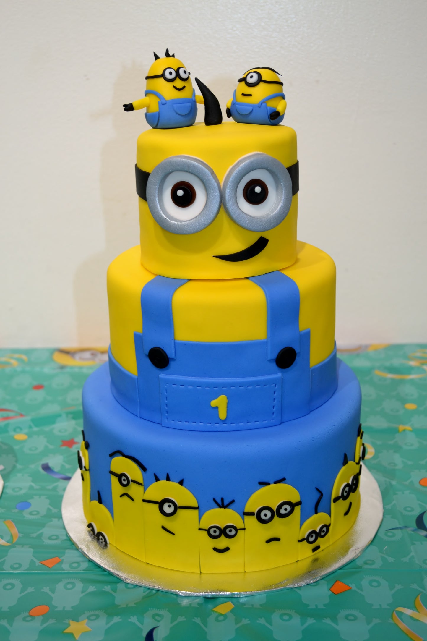 Minions Theme Cake T3